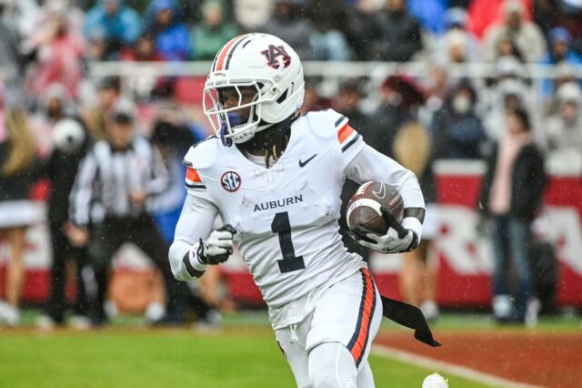 O quarterback do Alabama, Ty Simpson (15), se aquece antes de um jogo de futebol americano universitário da NCAA contra o Eastern Illinois.