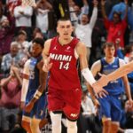 Doc Rivers na quadra vestindo uma camisa preta de mangas compridas com o logotipo do Bucks.