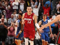 Previsão de Bucks vs. Heat: escolhas, probabilidades e apostas da NBA na quarta-feira Doc Rivers na quadra vestindo uma camisa preta de mangas compridas com o logotipo do Bucks.