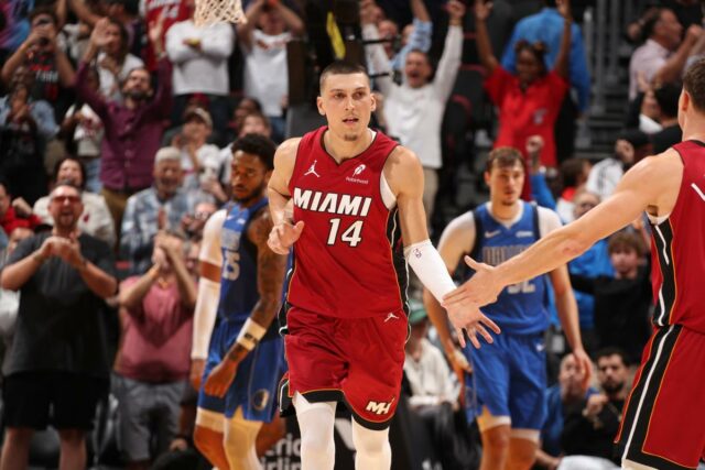 Doc Rivers na quadra vestindo uma camisa preta de mangas compridas com o logotipo do Bucks.