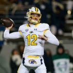Central Michigan Chippe foi o quarterback Joe Labas (2) passes contra o Pittsburgh Panthers.