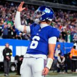 O quarterback do New York Giants, Jaxson Dart (6), se aquecendo antes de um jogo contra o Philadelphia Eagles.