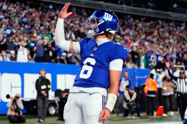 O quarterback do New York Giants, Jaxson Dart (6), se aquecendo antes de um jogo contra o Philadelphia Eagles.