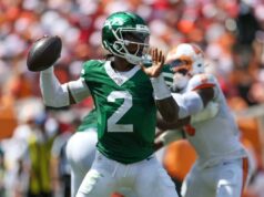 Previsão de Jets vs. Ravens: escolhas, probabilidades e melhores apostas da Semana 12 da NFL Jogador nº 2 do New York Jets no chão, com um jogador do Carolina Panthers também no chão à sua frente.