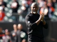 Previsão de Jets x Browns: escolhas, probabilidades e melhores apostas da semana 10 da NFL Um jogador do Cleveland Browns com uniforme branco segurando uma bola de futebol foge de um jogador do New England Patriots com uniforme azul.