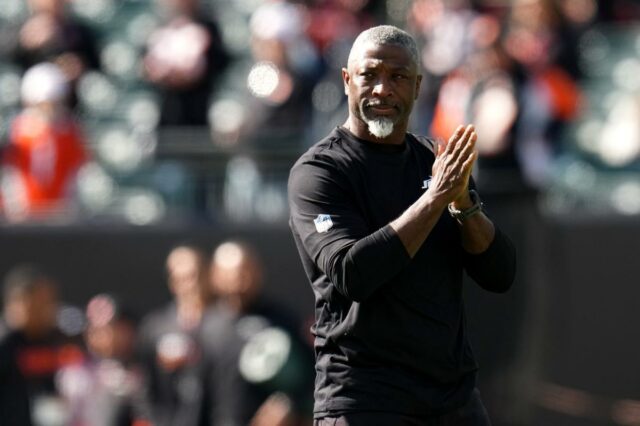 Previsão de Jets x Browns: escolhas, probabilidades e melhores apostas Um jogador do Cleveland Browns com uniforme branco segurando uma bola de futebol foge de um jogador do New England Patriots com uniforme azul.