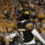Toriano Pride Jr. do Missouri Tigers comemora um touchdown.