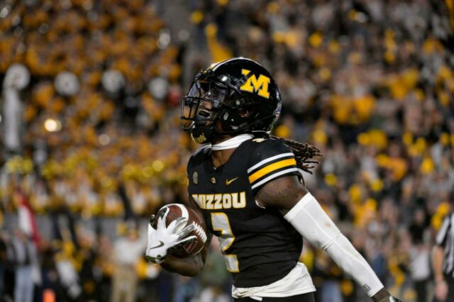 Toriano Pride Jr. do Missouri Tigers comemora um touchdown.