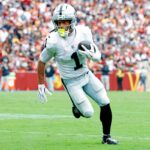 O wide receiver do Las Vegas Raiders, Hunter Renfrow, recebe um passe.