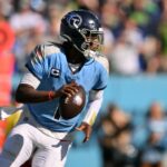 Shedeur Sanders, do Cleveland Browns, tentando passar a bola.