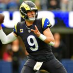 O quarterback do Ceveland Browns, Shedeur Sanders (12), recua para passar durante o terceiro quarto contra o Baltimore Ravens no Huntington Bank Field.