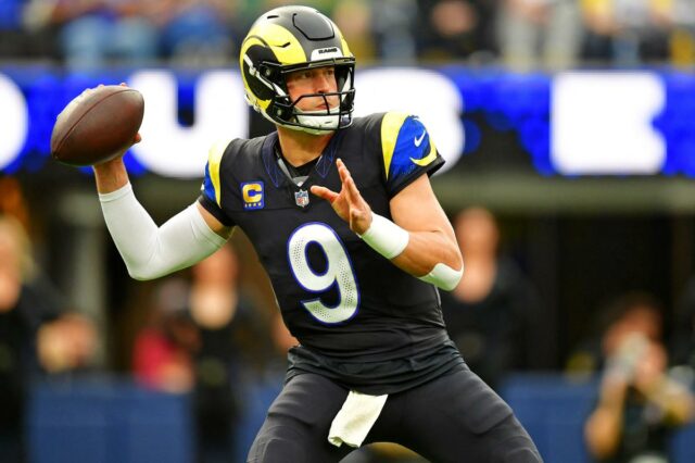 O quarterback do Ceveland Browns, Shedeur Sanders (12), recua para passar durante o terceiro quarto contra o Baltimore Ravens no Huntington Bank Field.