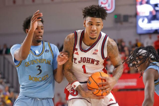 O atacante do St. John's Red Storm, Dillon Mitchell (1), dirige para a cesta enquanto é defendido pelo jogador do Quinnipiac Bobcats (3).