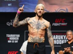 Previsões do UFC Qatar: escolhas completas de cards e melhores apostas para card principal e preliminares Dan Hooker posa na pesagem do UFC Fight Night.