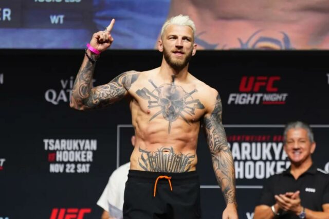 Dan Hooker posa na pesagem do UFC Fight Night.