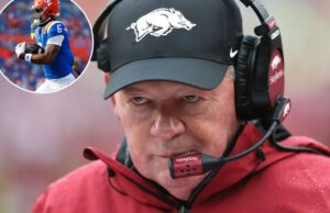Previsões, probabilidades da semana 10 do futebol universitário: três escolhas, melhores apostas para a lista de sábado O técnico interino do Arkansas Razorbacks, Bobby Petrino, de boné e fone de ouvido.