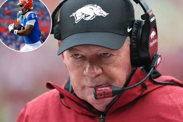 Previsões, probabilidades da semana 10 do futebol universitário: três escolhas, O técnico interino do Arkansas Razorbacks, Bobby Petrino, de boné e fone de ouvido.