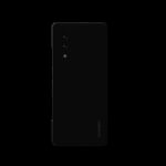 Um Redmagic 10 Air preto segurado em uma mão com uma árvore e um campo gramado ao fundo.