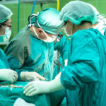 Primeiro ensaio clínico para transplante de rim de porco para humano em andamento