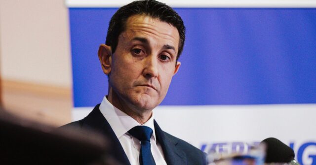 Primeiro-ministro de Queensland encerra a 'diplomacia cannoli' com o primeiro-ministro O primeiro-ministro Anthony Albanese durante uma conferência de imprensa após a assinatura do Tratado de defesa de Pukpuk no Parlamento em Canberra, em 6 de outubro de 2025.