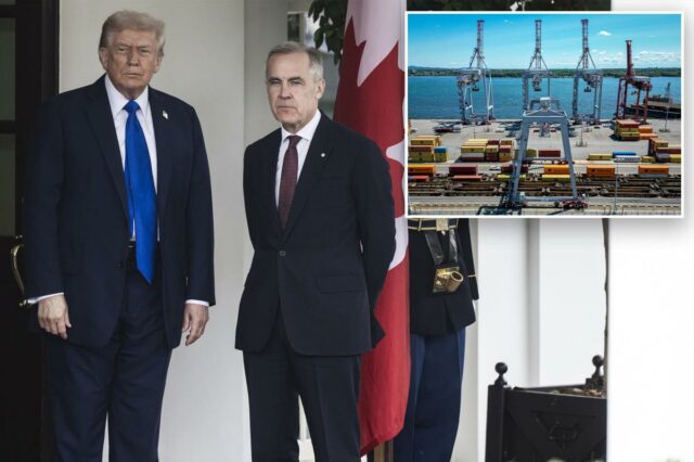 Donald J. Trump e Mark Carney do lado de fora com bandeiras americanas e canadenses.