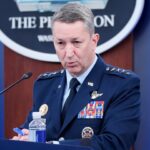 O Gerald R. Ford Carrier Strike Group da Marinha dos EUA, incluindo o carro-chefe USS Gerald R. Ford, USS Winston S. Churchill, USS Mahan e USS Bainbridge, navega em direção ao Mar do Caribe sob o comando de F/A-18E/F Super Hornets e um B-52 Stratofortress da Força Aérea dos EUA, no Oceano Atlântico em 13 de novembro de 2025. Marinha dos EUA/Suboficial de 3ª Classe Gladjimi Balisage/Folheto via REUTERS. ESTA IMAGEM FOI FORNECIDA POR TERCEIROS