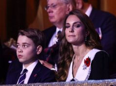 Príncipe George levando a mãe Kate para lembrar em vez de William se torna viral Príncipe George levando a mãe Kate para lembrar em vez de William se torna viral