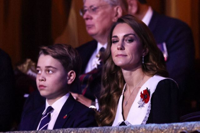 Príncipe George levando a mãe Kate para lembrar em vez de William se torna viral
