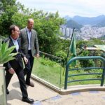 Prefeito do Rio de Janeiro, Eduardo Paes conversa com o Príncipe William, Príncipe de Gales em visita ao Pão de Açúcar durante o primeiro dia de sua visita ao Brasil