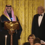 O príncipe herdeiro saudita, Mohammed bin Salman, ilumina a visita a Washington com uma piada sobre os mercados de previsão depois que os apostadores apostaram em seu traje.