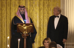 Príncipe herdeiro saudita faz piada sobre apostas preditivas durante visita à Casa Branca O príncipe herdeiro saudita, Mohammed bin Salman, ilumina a visita a Washington com uma piada sobre os mercados de previsão depois que os apostadores apostaram em seu traje.