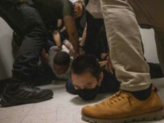 Prisões em tribunais do ICE encontram resistência de estados democratas ARQUIVO - Agentes de Imigração e Alfândega escoltam um imigrante detido até um elevador depois que ele saiu de um tribunal de imigração, em 17 de junho de 2025, em Nova York. (Foto AP/Olga Fedorova, arquivo)