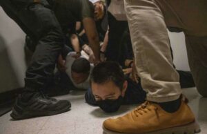 Prisões em tribunais do ICE encontram resistência de estados democratas ARQUIVO - Agentes de Imigração e Alfândega escoltam um imigrante detido até um elevador depois que ele saiu de um tribunal de imigração, em 17 de junho de 2025, em Nova York. (Foto AP/Olga Fedorova, arquivo)
