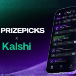 PrizePicks lança mercados de previsão por meio de uma nova parceria com Kalshi. Um gráfico promocional mostrando os logotipos PrizePicks e Kalshi lado a lado em um fundo verde e roxo, com um smartphone à direita exibindo a interface do aplicativo PrizePicks com várias opções de previsão de jogos esportivos.