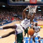 O guarda do Kansas, Darryn Peterson, à direita, ataca o guarda da Carolina do Norte, Seth Trimble.