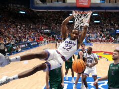 Probabilidades de escolha nº 1 do Draft da NBA de 2026: Darryn Peterson, calouro do Kansas, surge como favorito nas apostas O guarda do Kansas, Darryn Peterson, à direita, ataca o guarda da Carolina do Norte, Seth Trimble.