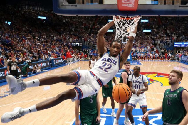 O guarda do Kansas, Darryn Peterson, à direita, ataca o guarda da Carolina do Norte, Seth Trimble.