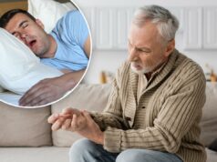 Problema comum pode aumentar o risco de doença de Parkinson – mas há uma solução simples visão recortada de um homem idoso com doença de Parkinson segurando uma bengala enquanto está sentado no sofá em casa, imagem de stock