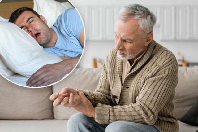 visão recortada de um homem idoso com doença de Parkinson segurando uma bengala enquanto está sentado no sofá em casa, imagem de stock