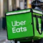 Cardiff, País de Gales - março de 2022: Motoboy do serviço de entrega de comida Uber Eats percorrendo o centro da cidade