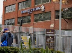 Processo de tráfico humano contra a Bumble Bee Seafoods da Califórnia supera grande obstáculo para o julgamento Processo de tráfico humano contra a Bumble Bee Seafoods da Califórnia supera grande obstáculo para o julgamento