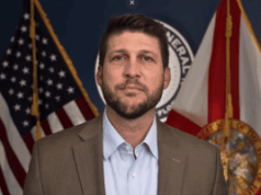 Procurador-geral da Flórida quer aumento de penalidades para jogos ilegais O procurador-geral da Flórida quer o aumento das penalidades para jogos de azar ilegais. O procurador-geral James Uthmeier, de blazer marrom e camisa clara, fica em frente às bandeiras dos EUA e da Flórida