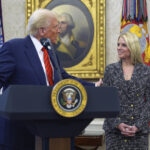 A procuradora-geral Pam Bondi ouve durante coletiva de imprensa no Departamento de Justiça, quarta-feira, 7 de maio de 2025, em Washington. (Foto AP/Alex Brandon)