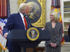 Procuradores dos EUA agora devem provar que são super racistas A procuradora-geral Pam Bondi ouve durante coletiva de imprensa no Departamento de Justiça, quarta-feira, 7 de maio de 2025, em Washington. (Foto AP/Alex Brandon)