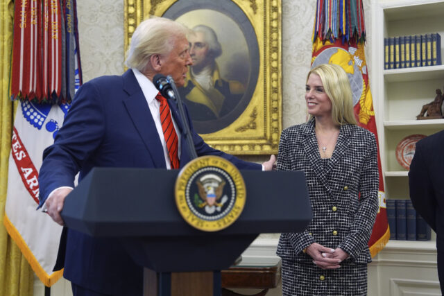 A procuradora-geral Pam Bondi ouve durante coletiva de imprensa no Departamento de Justiça, quarta-feira, 7 de maio de 2025, em Washington. (Foto AP/Alex Brandon)