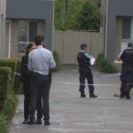 A polícia lançou uma grande busca por três homens que supostamente invadiram uma casa no oeste de Sydney e atiraram na perna de um homem de 26 anos.