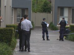 Procure intrusos após homem baleado na perna durante invasão de casa em Sydney A polícia lançou uma grande busca por três homens que supostamente invadiram uma casa no oeste de Sydney e atiraram na perna de um homem de 26 anos.