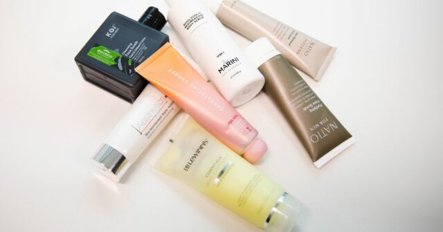 Produtos australianos para a pele retirados das prateleiras por causa Algumas das principais marcas de cuidados com a pele da Austrália foram forçadas a retirar produtos populares das prateleiras de um estado por conterem microesferas de plástico proibidas. 