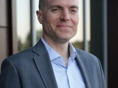 Professor americano e seu filho são mortos por enxame de vespas enquanto praticavam tirolesa no Laos Daniel Owen foi diretor de uma escola internacional (Facebook/Quality Schools International)