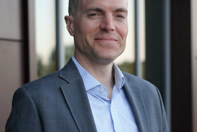 Professor americano e seu filho são mortos por enxame de Daniel Owen foi diretor de uma escola internacional (Facebook/Quality Schools International)